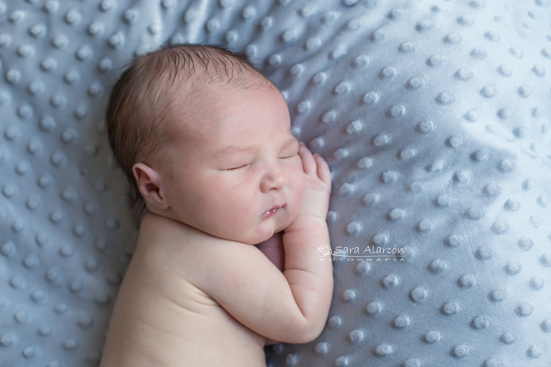 sesion-recien-nacido-newborn-en-lleida-fotografo-de-Lleida_MG_2198