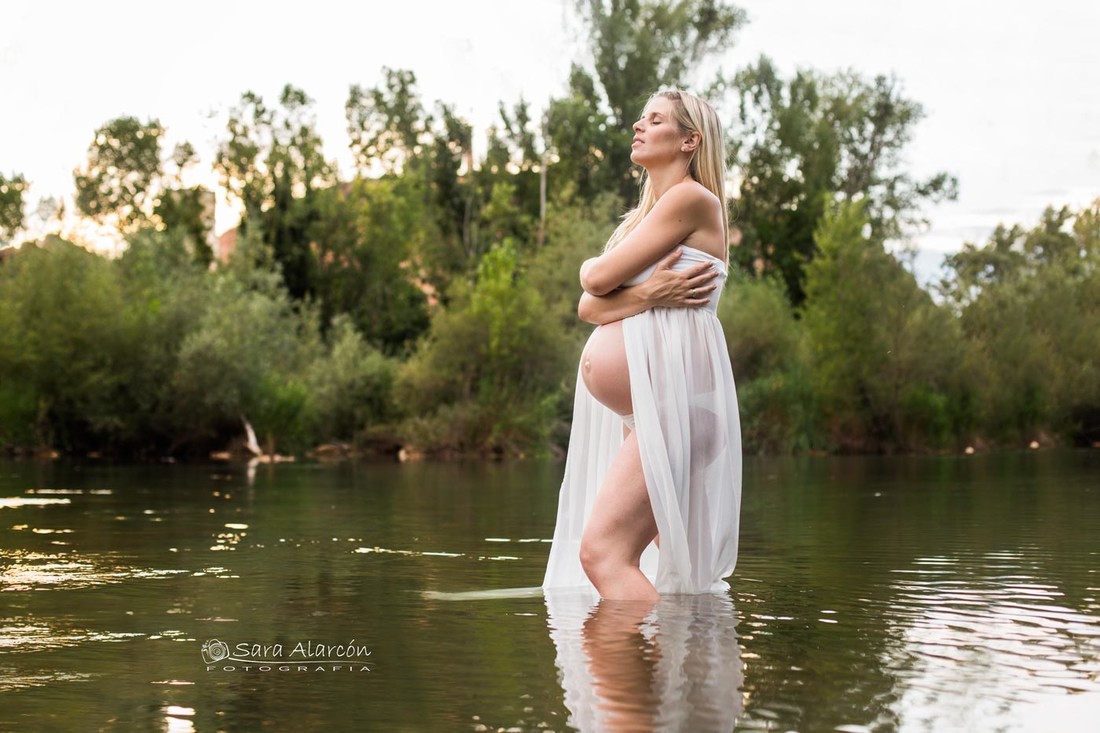 sesion-de-embarazo-en-Lleida-Balaguer-en-el-agua_MG_7527