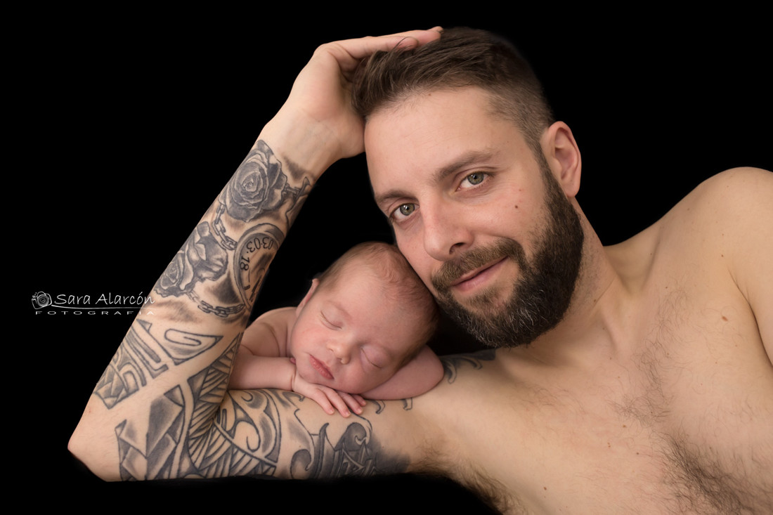 fotografo-de-recien-nacidos-newborn-en-lleida-papa-con tatto_MG_7872